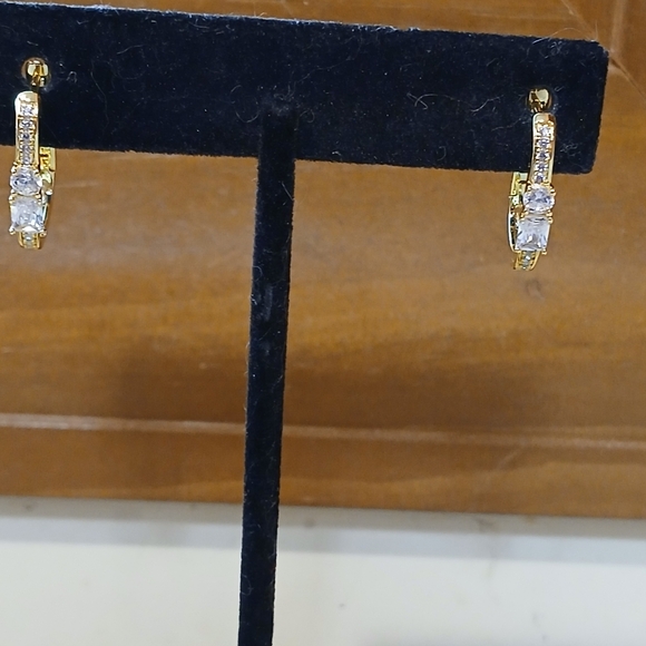 💥 Beautiful Small CZ Carabiner Hoops 💥14K Gold over Brass💥 - Picture 5 of 13